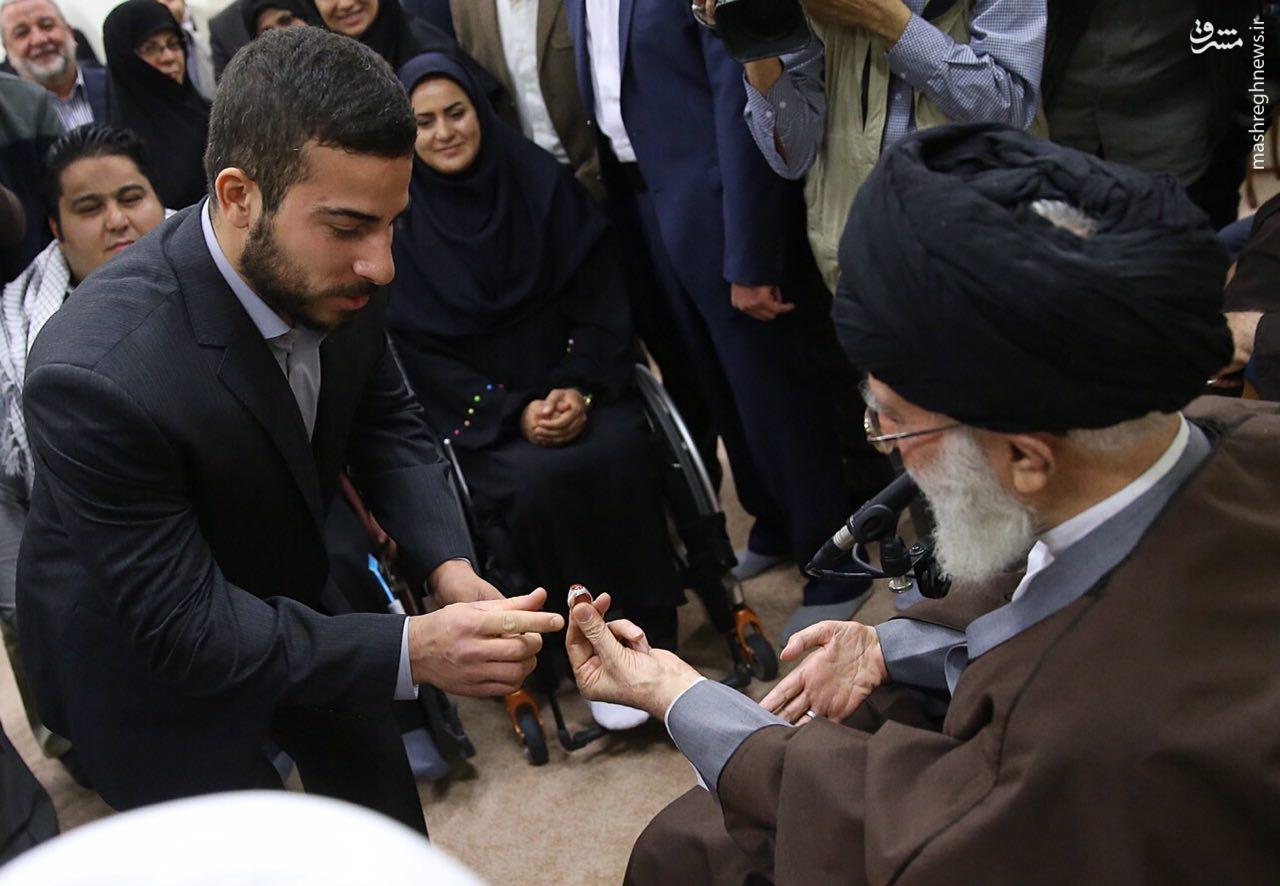 عکس/ انگشتر خوش‌یمن رهبری برای رستمی