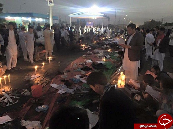 عکس/ روشن‌کردن شمع در محل حمله کابل