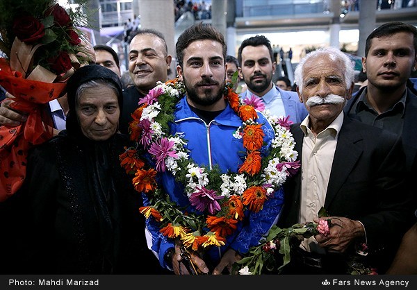 عکس/ کیانوش رستمی در کنار پدرومادرش