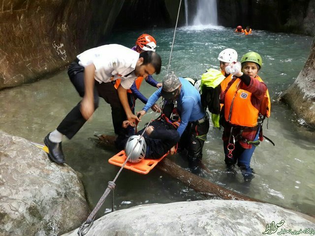 نجات کوهنورد زن در آبشار تنگ تامرادی +عکس