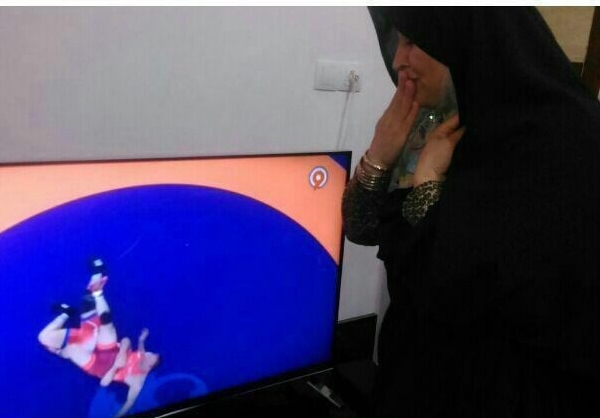 مادر کمیل از راه دور پسرش را بوسید +عکس مادر کمیل از راه دور پسرش را بوسید +عکس