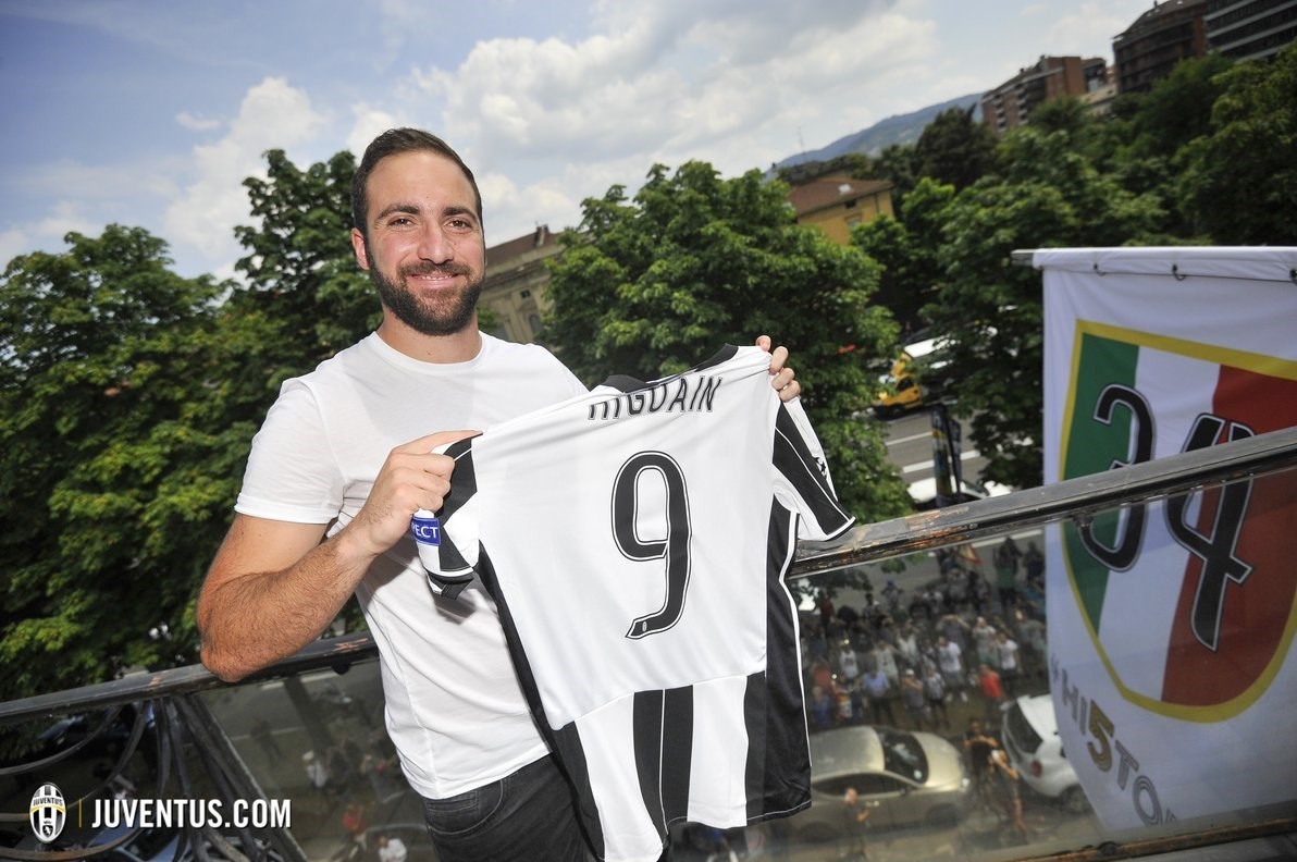 عکس/ شماره پیراهن مهاجم جدید بانوی‌پیر