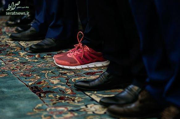 عکس/ دختری با کفشهای کتانی عکس/ دختری با کفشهای کتانی