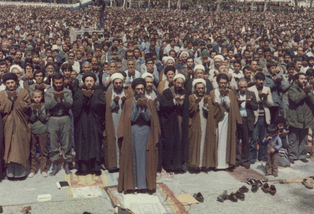 عکسی قدیمی از نمازجمعه‌های دهه 60