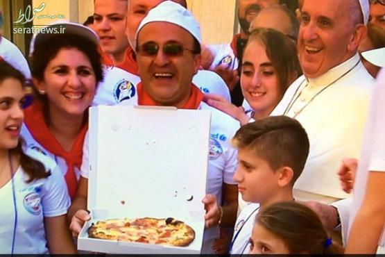 عکس/ میهمانی پاپ برای فقرا با پیتزا