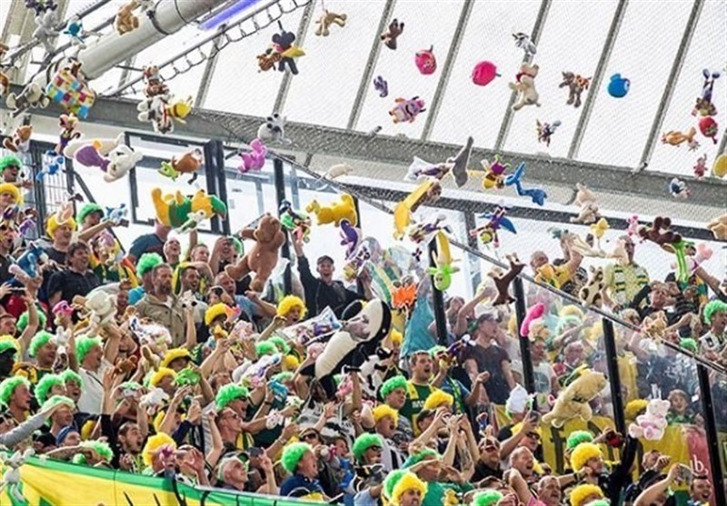 اقدام جالب تماشاگران فوتبال در هلند+تصاویر اقدام جالب تماشاگران فوتبال در هلند+تصاویر