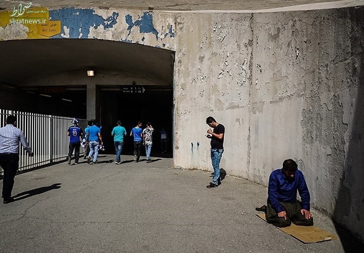 عکس/ نماز خواندن یک هوادار در حاشیه دربی