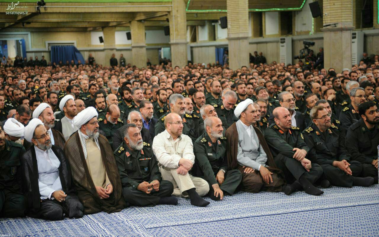 عکس/ قالی‌باف با لباس شحصی در بین فرماندهان سپاه