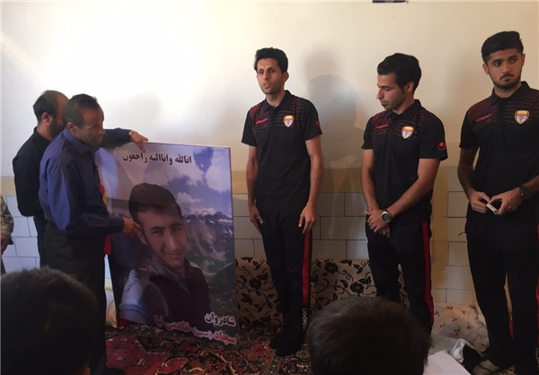 همدردی فولاد با خانواده هوادار داغدار+تصاویر همدردی فولاد با خانواده هوادار داغدار+تصاویر