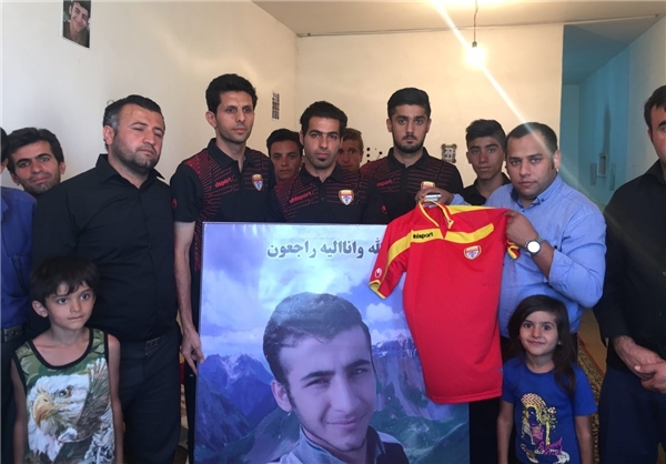 همدردی فولاد با خانواده هوادار داغدار+تصاویر همدردی فولاد با خانواده هوادار داغدار+تصاویر