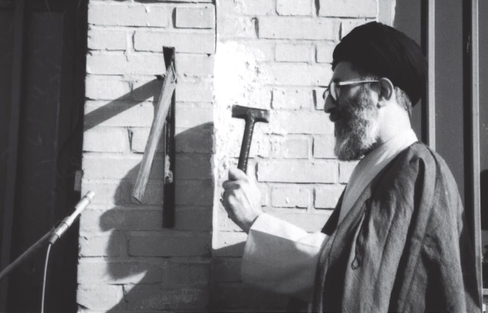 عکس/ رهبرانقلاب درحال به صدادرآوردن زنگ مدرسه