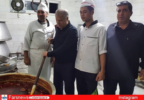 عکس/ علی پروین پای دیگ نذری