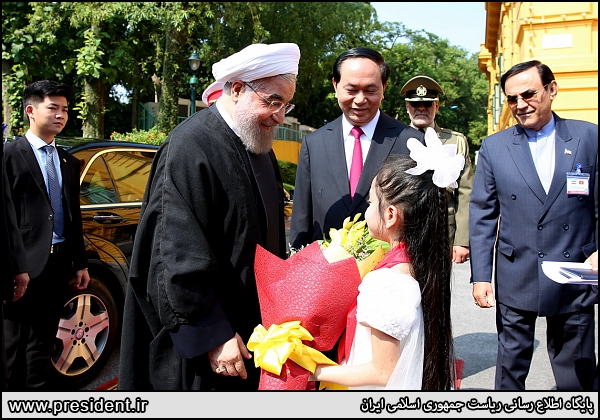 عکس/ استقبال دختر ویتنامی از روحانی عکس/ استقبال دختر ویتنامی از روحانی