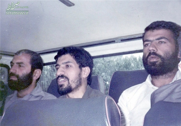 عکس/ یک مداح در میان دو فرمانده شهید عکس/ یک مداح در میان دو فرمانده شهید