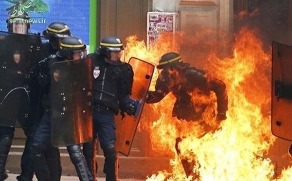 عکس/ افسر پلیس ضد شورش آتش گرفت!