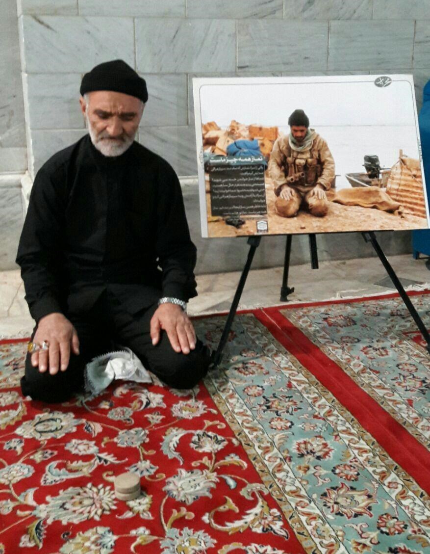 عکس/رزمنده خراسانی بعد از سالها در کنار عکس خودش عکس/رزمنده خراسانی بعد از سالها در کنار عکس خودش