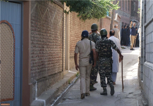 تصاویر/حمله پلیس به عزاداران حسینی در کشمیر