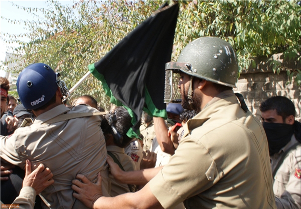 تصاویر/حمله پلیس به عزاداران حسینی در کشمیر