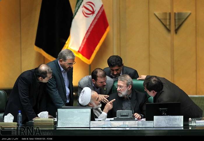 عکس/ لاریجانی در محاصره نگاهها و اشارهها عکس/ لاریجانی در محاصره نگاهها و اشارهها