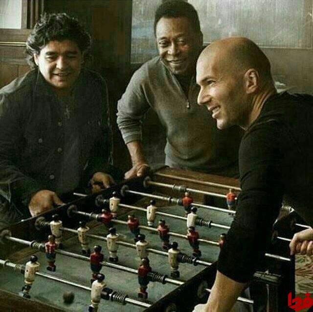 عکسی از فوتبال دستی زیدان و مارادونا عکسی از فوتبال دستی زیدان و مارادونا