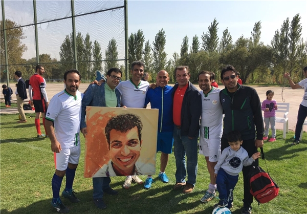 عکس یادگاری با فردوسیپور در تمرین آبیها عکس یادگاری با فردوسیپور در تمرین آبیها