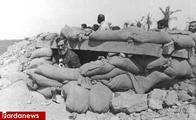 عکس/ رهبر معظم انقلاب در سنگر جبهه