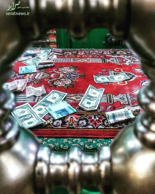 عکس/ دلارهای امریکایی در امامزاده‌ ایرانی