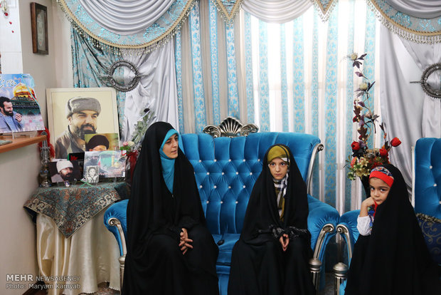 دخترهایی که نوحه بابای بیپیکرشان را میخوانند +عکس دخترهایی که نوحه بابای بیپیکرشان را میخوانند +عکس