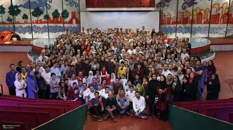 عکس یادگاری عوامل خندوانه در قسمت آخر