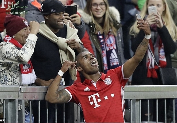 عکس/ سلفی جالب ستاره بایرن پس از گل عکس/ سلفی جالب ستاره بایرن پس از گل