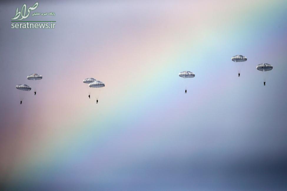 عکس/چتربازان روس در مقابل رنگین کمان