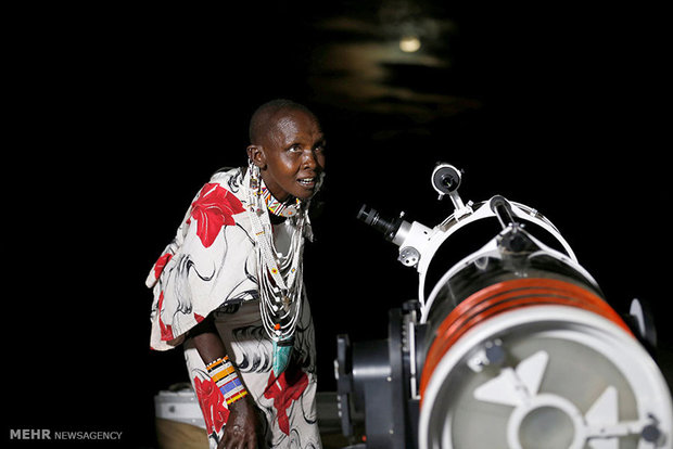 عکس/استفاده مردم قبیله ای در کنیا از تلسکوپ