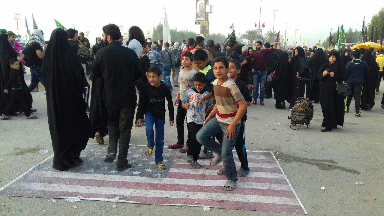 عکس/ پرچم آمریکا زیر پای راهپیمایان اربعین