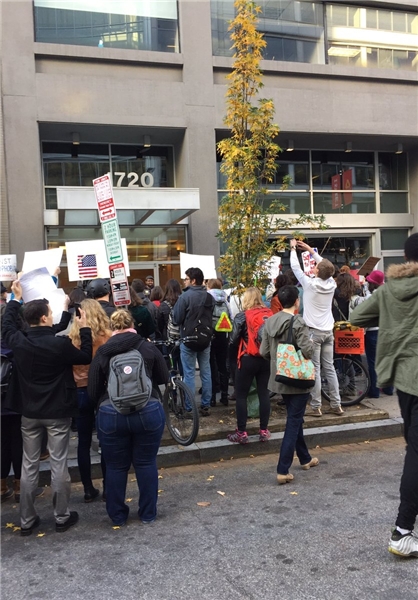 ورود معترضان به ساختمان تیم مشاوران ترامپ+تصاویر