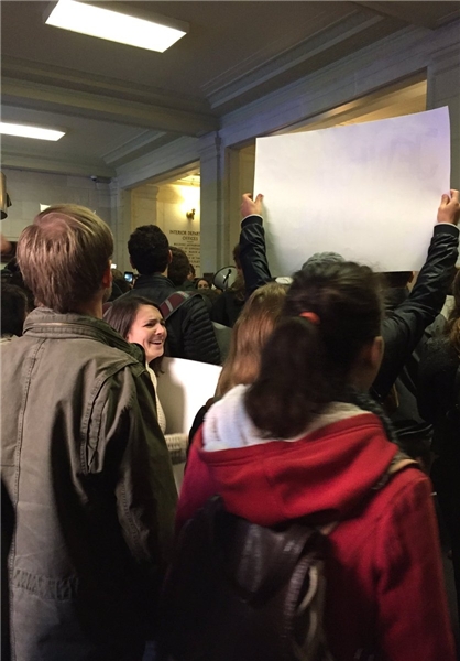 ورود معترضان به ساختمان تیم مشاوران ترامپ+تصاویر