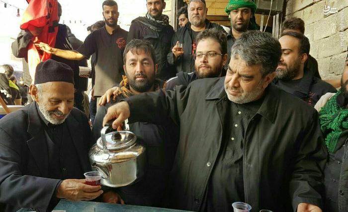 عکس/ چای دادن حسن خلج به زائران کربلا