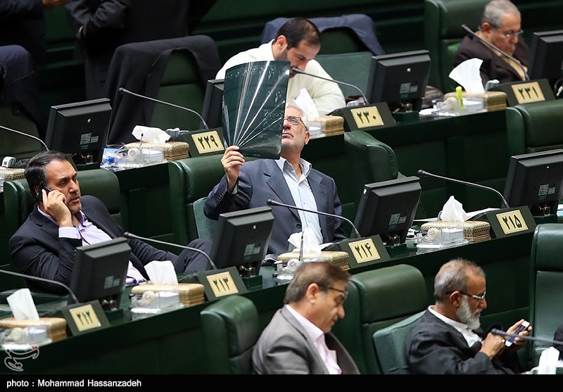 عکس/ اقدام عجیب یک نماینده در صحن مجلس عکس/ اقدام عجیب یک نماینده در صحن مجلس