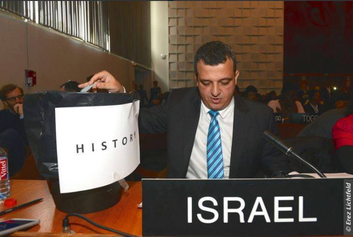 سفیر اسرائیل قطعنامۀ یونسکو را در سطل زباله‌ انداخت+عکس
