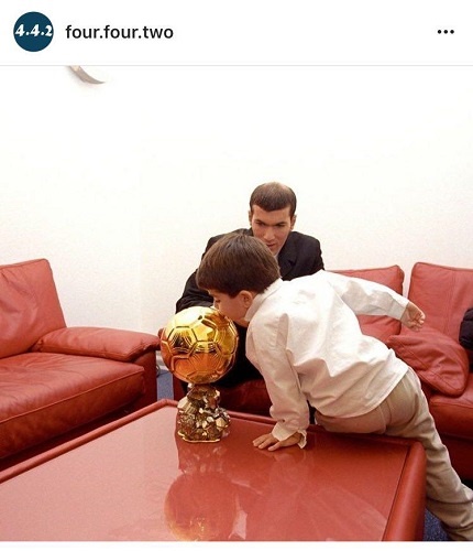 عکس/ بوسه زیدانِ پسر بر توپ طلای پدر