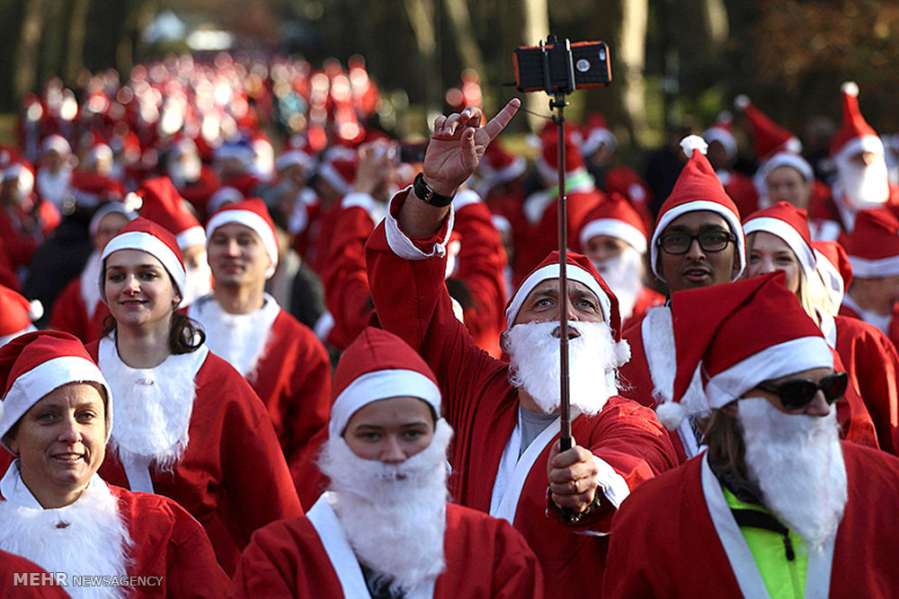 عکس/پیاده روی جمعی بابانوئل ها