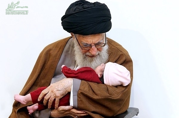 عکس/ اذان گفتن رهبرانقلاب درگوش دختر شهید عکس/ اذان گفتن رهبرانقلاب درگوش دختر شهید