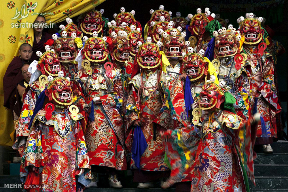 عکس/بازیگران ماسک دار مراسم سنتی بودائیان