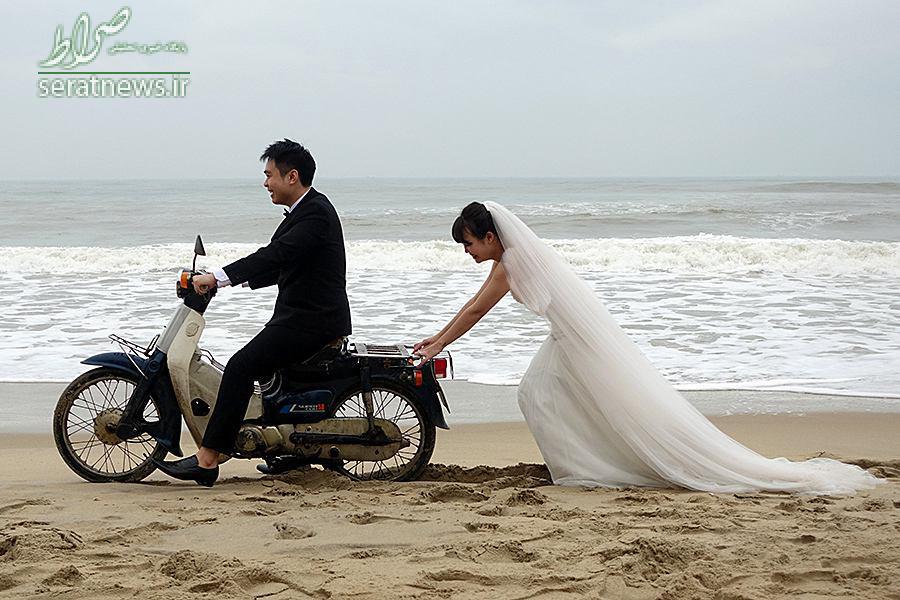 عکس/ موتور عروس و داماد در گل گیر کرد!