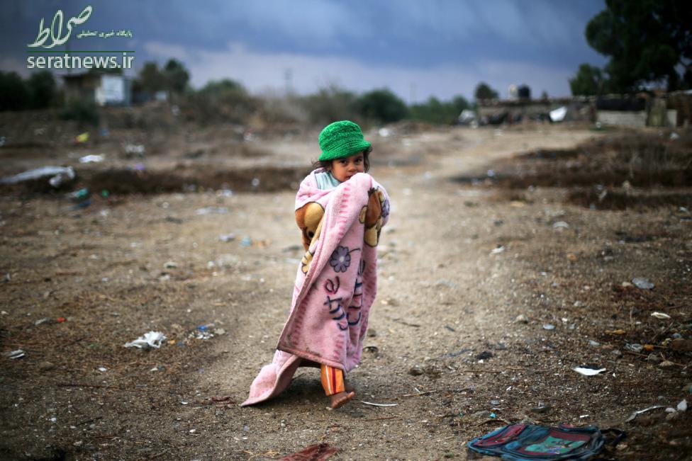 عکس/دختربچه فلسطینی پوشیده به پتو