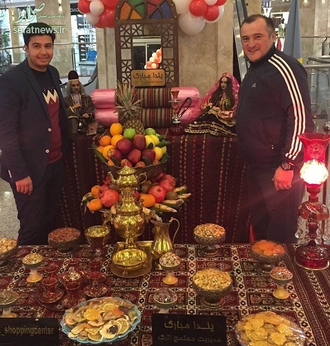 عکس/ یک پرسپولیسی درکنار سفره شب یلدا عکس/ یک پرسپولیسی درکنار سفره شب یلدا