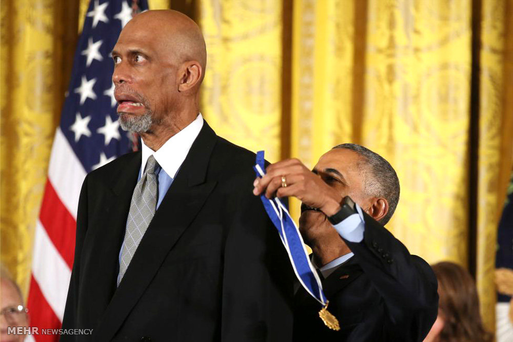 عکس/ژست عجیب عبدالجبار هنگام دریافت مدال از اوباما