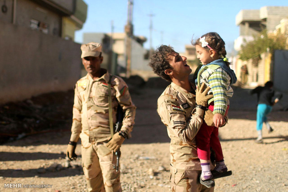 عکس/رفتار سرباز عراقی با دختربچه موصلی