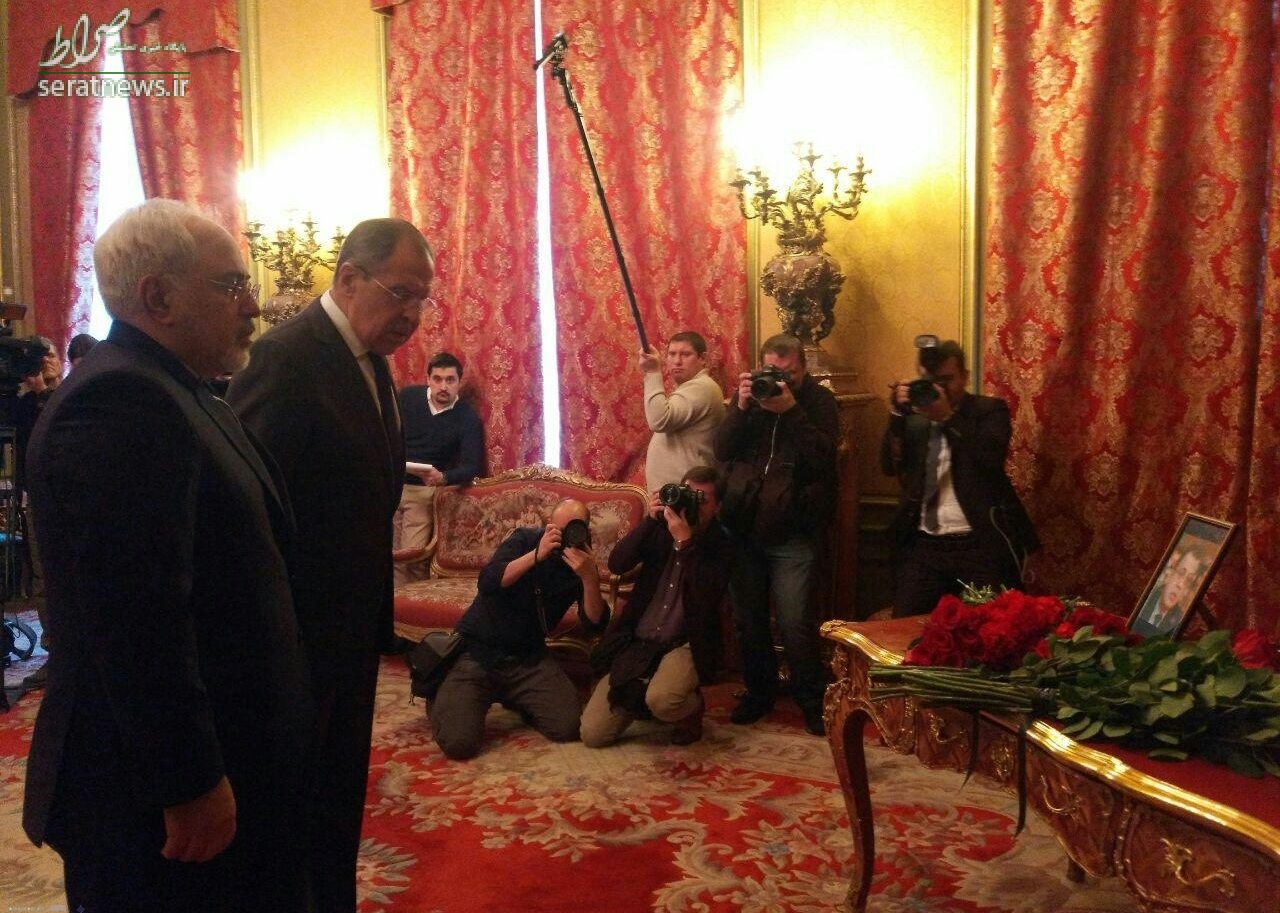 عکس/ ادای احترام ظریف به سفیر جانباخته روسیه