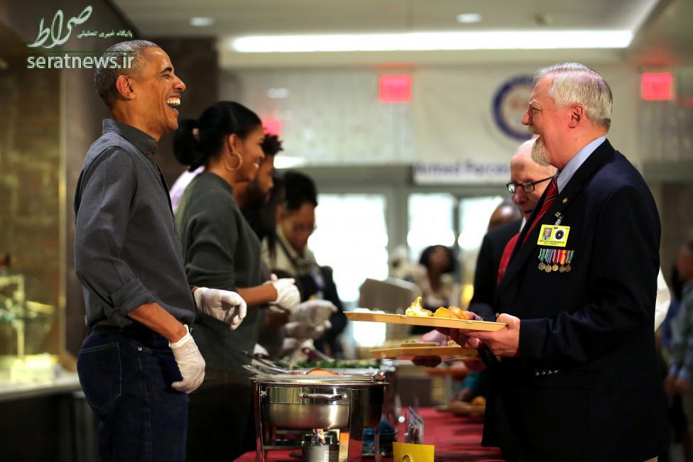 عکس/باراک و میشل اوباما در حال سرو ولیمه روز شکرگزاری