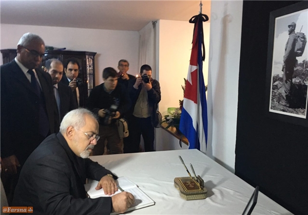ظریف دفتر یادبود کاسترو را امضا کرد +عکس
